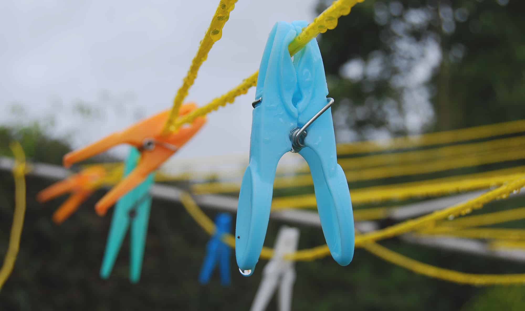 Lavar roupa em dias de chuva (sem cheiro nem mofo)