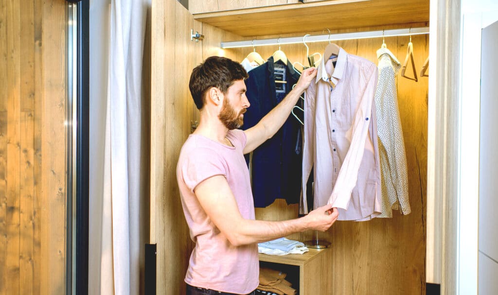 Homem a arrumar o roupeiro