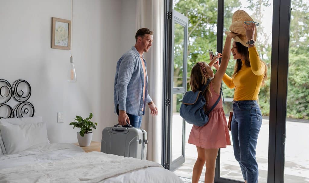 familia com malas a sair de casa para ir de ferias